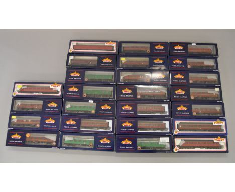OO Gauge. Bachmann 25 x boxed coaches. VG/E 