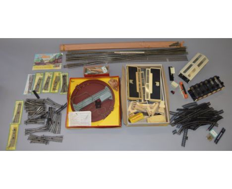 TT Gauge. Tri-ang. Accessories/buildings. Includes scarce T.45 turntable, T.31 station set & 2 x engine sheds together with a