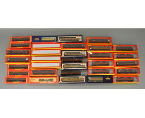 OO Gauge. Bachmann & Hornby 32 x assorted coaches. All VG 2 unboxed.