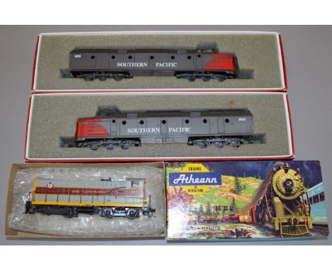 H0 scale. Rivarossi & Athearn. 1835 Southern Pacific diesel power car & dummy, together with Bo-Bo diesel. Erie Lackwanna. Bo