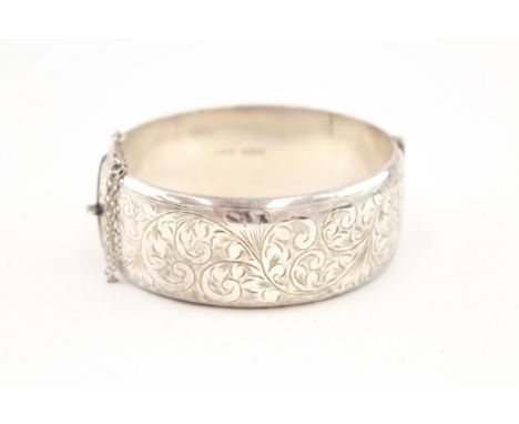 A vintage silver foliate design bangle (34g)