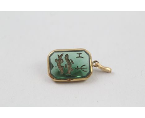 9ct gold vintage green glass intaglio of pisces (1.2g) 