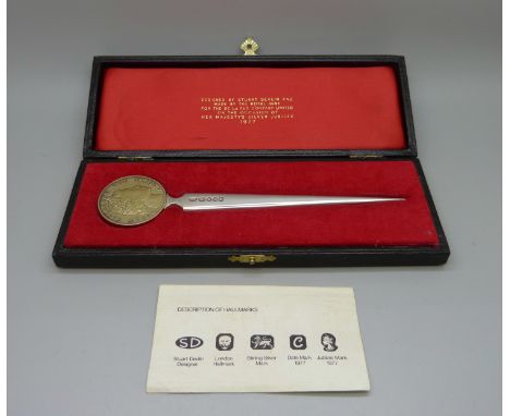 A Queen Elizabeth II silver letter opener, cased, designed by Stuart Devlin, 1977, 67g 