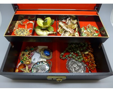 A jewellery box with vintage and other jewellery including Sarah Coventry, a Seta stone set ring, silver gilt earrings and a 