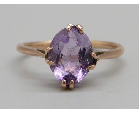 A 9ct gold and amethyst solitaire ring, 1.5g, K 