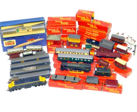 Hornby, Triang Railways locos, rolling stock and accessories. Hornby Dublo D1 Island Platform Station, boxed. Triang Railways