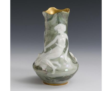 Jugendstil-Vase mit NymphenpaarRosenthal. Goldmarke Bauer, Rosenthal &amp; Co., Kronach, um 1900. Bezeichnet.                