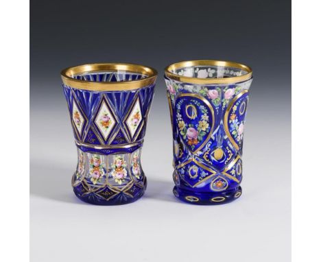             2 Überfangbecher mit Blumenmalerei2. H. 19. Jh. Farbloses Glas mit kobaltblauem Überfang, polychrome Emailmalerei