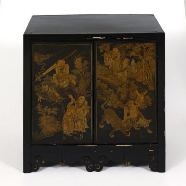 Kleiner asiatischer zweitüriger Schrank mit goldfarbener Malerei| siehe Nachtrag            68 x 65 x 36 cm.             Viel