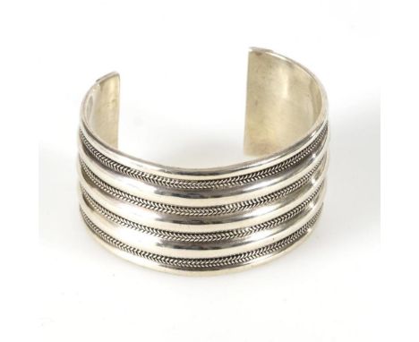 Breiter Armreif Silber 925 gestempelt. Ø 6,3 cm. Breite 3,5 cm. 65,0 g. Offener, reliefierter Reif Wide bangle Silver 925 sta