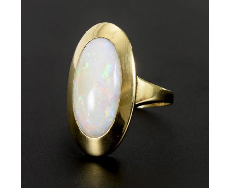 Ring mit Opal Gelbgold 585 gestempelt. Ringgröße 54. 4,6 g. In offener Ringkopfzarge gefasster Cabochon, zwischen schmaler Sc