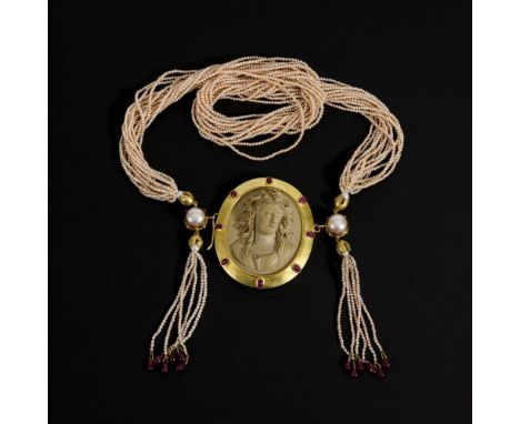 Unikat-Collier mit antiker Lavakamee, Süßwasserperlen, Rubinen und BrillantenJuwelier Treusch, Heidelberg.Gelbgold 750 gestem