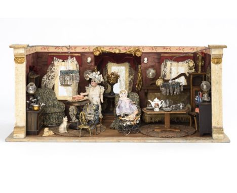 Kleine Puppenstube mit ErkerUm 1900 und jünger.Holz, außen cremefarben und grau gestrichen, innen weinrot tapeziert. 23,5 x 5