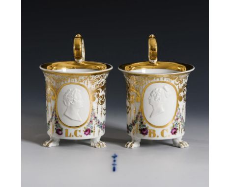Paar Biedermeier-Tassen mit BiskuitreliefsKPM Berlin. Zeptermarke, um 1800, Bemalung um 1850.             Polychrom bemalt, g