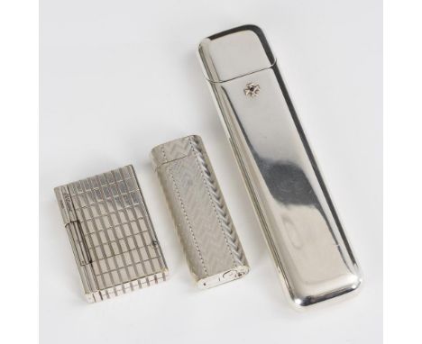 2 Feuerzeuge und 1 Zigarillo-EtuiCartier / Dupont. Feuerzeuge gemarkt, Etui 925/Kreuz/L gepunzt.             Silbernes Etui, 