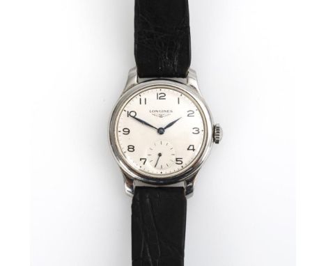             HerrenarmbanduhrLongines. Wohl um 1910. Federwerk mit Kronenaufzug, läuft kurz an. Silbergraues Zifferblatt mit a