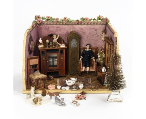 Kleine Puppenstube mit Tannenbaum Holz, außen cremefarben gestrichen, innen teils alt tapeziert. 18 x 30 x 18 cm. Trapezförmi