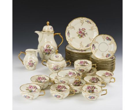 Kaffeeservice "Sanssouci Diplomat Elfenbein"Rosenthal. Stempelmarke, 2. H. 20. Jh.             Blumendekor, Goldstaffage.    