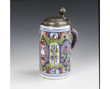 Großer Thüringer Fayence-Walzenkrug mit PilasterdekorErfurt. Blaue Pinselmarke V. 18. Jh.             Weiß glasiert, farbige 