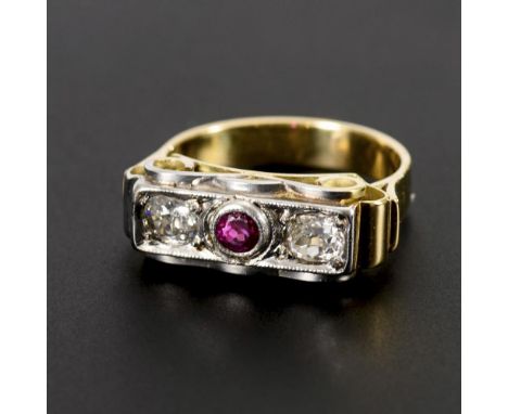 Art-déco-Ring mit Rubin und Altschliff-Diamanten Gelbgold/Weißgold 585 gestempelt. Ringgröße 54. Diamanten Ø ca. 3,8 mm. 5,6 