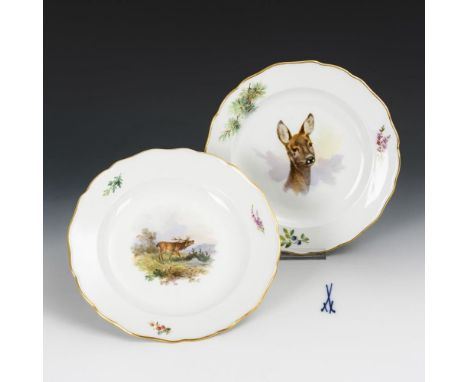 2 Teller mit JagdmotivenMeissen. Knaufschwerter, ab 1850-1924, 1. Wahl.             Polychrom bemalt, goldstaffiert. Ø 25 cm.