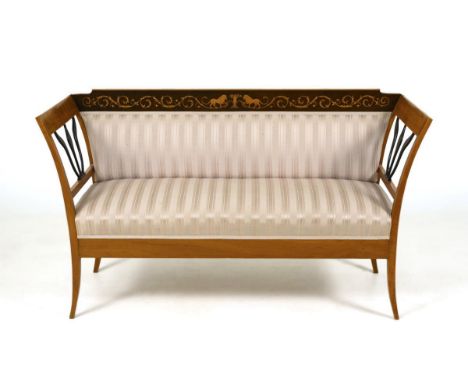 Sofabank im Biedermeier-StilNach 1900.             Kirschbaum furniert. Ca. 91,5 x 155 x 56 cm.             Sofabank im Biede