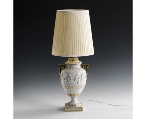 Lampe mit BacchantenreliefNeapelmarke, 2. H. 20. Jh.             Weiß mit Goldstaffage. H 57 cm.             Balusterkorpus m