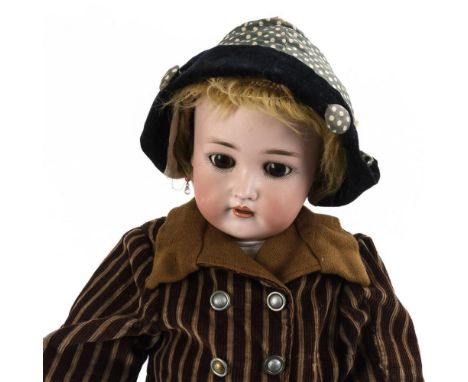 Blonde MädchenpuppeKämmer & Reinhardt. Simon & Halbig/ K & R/ 62 gemarkt, mit "W" auf der Stirn.Biskuitporzellan, Masse. L 62