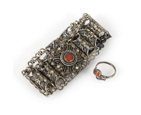 Filigranarmband und Ring mit Koralle Silber geprüft. Armband 19 x 3,5 cm. Ringgröße 56. 54,0/2,4 g. Breite, verzierte Filigra