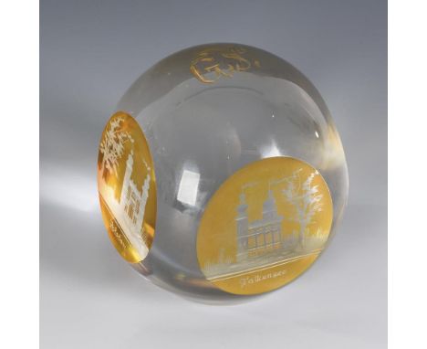 Großer Ansichten-Paperweight            H 9,5 cm.             Kugelförmiger Briefbeschwerer aus farblosem Glas mit gravierten