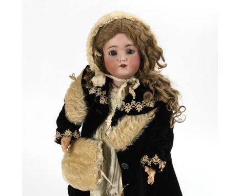 Porzellankopfpuppe mit schwarzem SamtmantelSimon & Halbig / Franz Schmidt. S & C Simon & Halbig 13 gemarkt.Biskuitporzellan, 