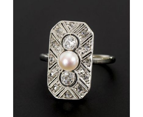 Art-déco-Ring mit Zuchtperle und Altschliff-Diamanten Weißgold 585 geprüft. Ringgröße 52. 2 Altschliffsteine gesamt ca. 0,30 
