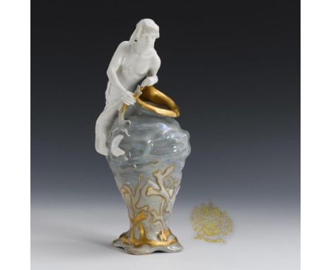 Jugendstil-Muschelvase mit Satyr. Rosenthal. Goldmarke Bauer, Rosenthal & Co., Kronach, um 1900. Bezeichnet. Entwurf: um 1900