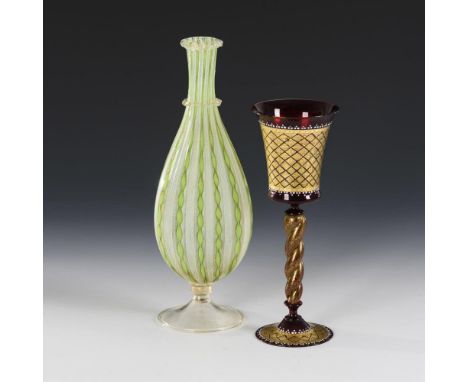 Kelchglas und VaseMurano. 2. H. 20. Jh. Italien.                         1x Weinglas aus rotem Glas mit reicher, ornamentaler