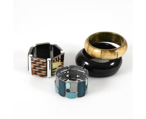 4 Teile Modeschmuck Ø 6,6 cm. Breite 3,8 cm. Ø 6,7 cm. Armband Breite 4/3,4 cm. 103,5/71,256,8/45,0 g. Großer Kunststoffarmre