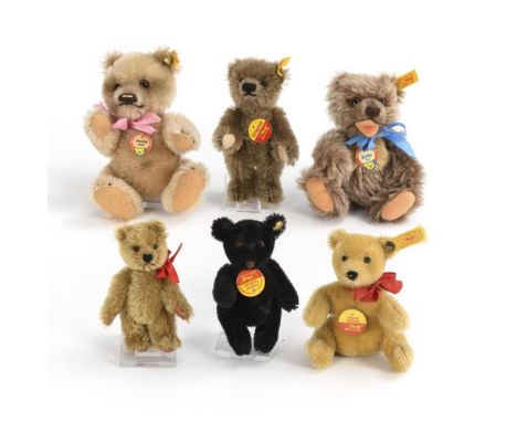 6 kleine TeddysSteiff. 5x mit Knopf im Ohr und Brustschild. Ende 20. Jh.Mohairplüsch, von blond bis schwarz. L 10 - 15,5 cm. 