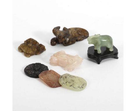 Konvolut von 7 kleinen Schnitzereien            Steinbock L 8 cm, Frosch L 6 cm, Medaillons ca. 4,5 x 3,5 cm.             Sch