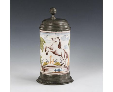Fayence-Walzenkrug mit springendem PferdWohl Berlin. 18. Jh.             Weiß glasiert, farbige Scharffeuerfarbenmalerei. H 2