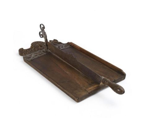 Barocker Schneider von 1681Verso wohl Inventar-Nr. "K 150".             Nussbaum, Schmiedeeisen. 57 x 31 x 17 cm.            