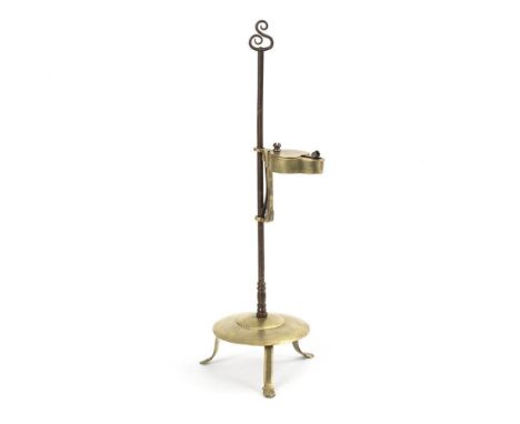Lichterknecht mit Frosch-ÖllampeUm 1700.             Messing, Schmiedeeisen. H 52 cm. Frosch: L 8 cm (ohne Halterung), B 6 cm