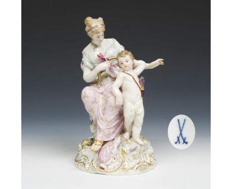 Venus und AmorMeissen. 1890-1923. Modell-Nr. O 161.Höhe: 20 cm. Modell von Albert Georg Eras 1889-1890. Farbig bemalt, gold s