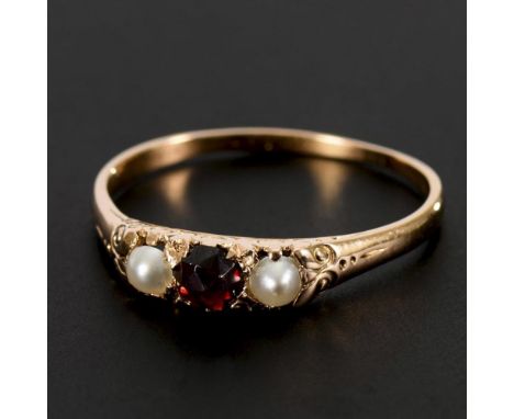 Ring mit Granat und Halbperlchen, um 1900 Roségold 585 geprüft. Ringgröße 61. 2,2 g. Granat und 2 Halbperlchen, zwischen schm