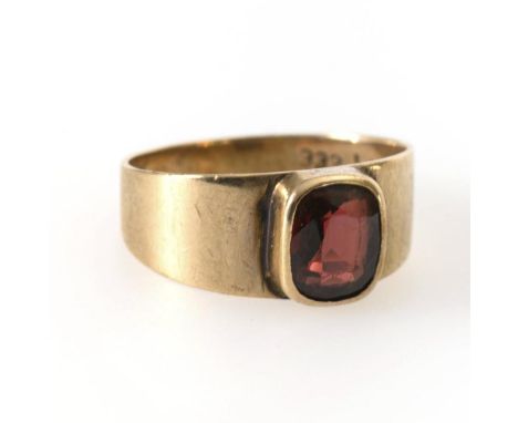 Ring mit Granat um 1900 Roségold 333 gestempelt. Ringgröße 55. 2,6 g. Zargengefasster Granat zwischen breiter Schiene Ring wi