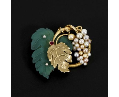 Trauben-Brosche mit Grünachat?, Perlen und Diamanten Gelbgold 585 geprüft. 4,5 x 4,5 cm. 14,7 g. Aufwendig gestaltete Brosche