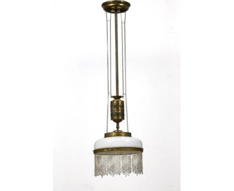 Jugendstil-ZuglampeUm 1910.             Messing, Milchüberfangglas, Perlbehang. L mind. 110 cm, Ø ca. 30 cm.             1-fl