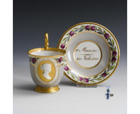 Empire-Tasse mit Biskuitporträt der Königin LuiseKPM Berlin. Zeptermarke und blauer Unterstrich (Malereimarke), um 1810.     