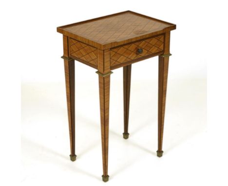 Eleganter Beistelltisch im Klassizismus-Stil20. Jh.             Kirschbaum und Nussbaum furniert und marketiert. Ca. 69,5 x 4