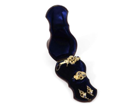 Biedermeier-Demi-Parure in antikem Etui Schaumgold. Armreif Ø 5,8 cm. Brosche 4 x 2,5 cm. Ohrhänger 4 x 1,8 cm. 14,4/14,0/4,4