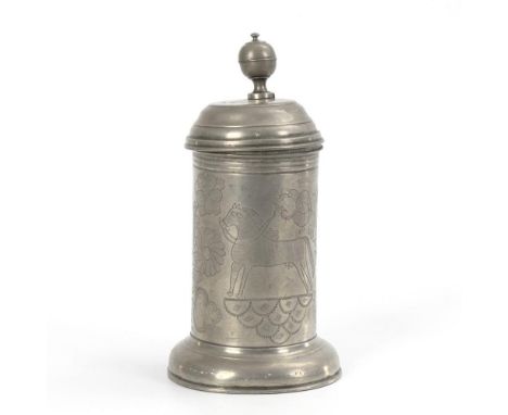 Barocker WalzenkrugIm Deckel gepunzt, unter dem Henkel Tremulierstrich.             Zinn, geflechelte Gravur. H 29 cm.       