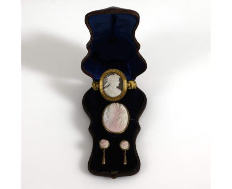 3 Biedermeier-Schmuckstücke mit Kameen, in antikem Etui.  Schaumgold. Gelbgold 585 geprüft. Armband Ø 6,5 cm. Schauteil 5 x 4